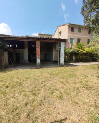 Casale rustico con terreno