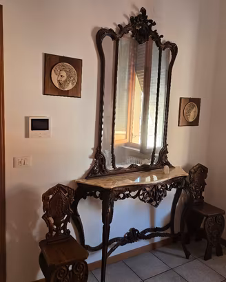 Mobili d'epoca intagliati a mano massello