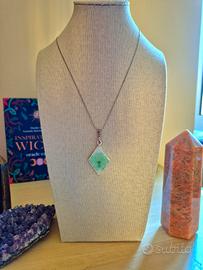 collana con fiore verde acqua 