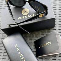 Occhiali da sole Versace da donna.