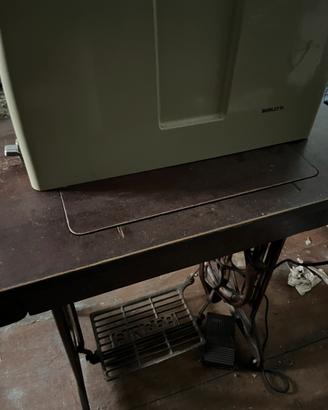 Macchina da cucire con tavolo