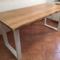 Tavolo moderno con gambe bianche.