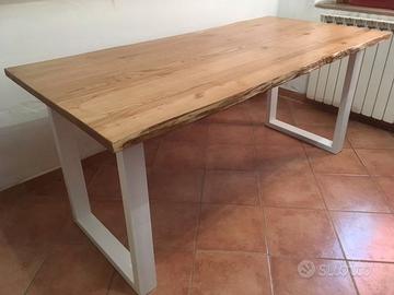 Tavolo moderno con gambe bianche.