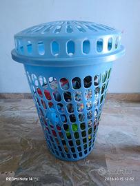 porta giochi con giocattoli e pupazzi vari