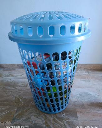 porta giochi con giocattoli e pupazzi vari