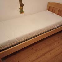 Letto singolo in legno massiccio