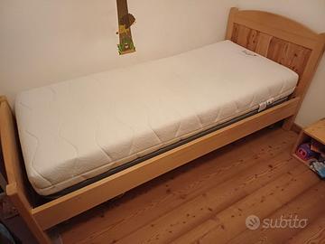 Letto singolo in legno massiccio