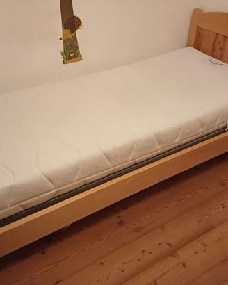 Letto singolo in legno massiccio