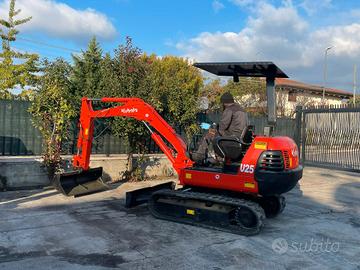 E114 Mini escavatore 25 q Kubota U25