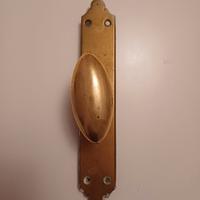 Maniglia in ottone per finestra