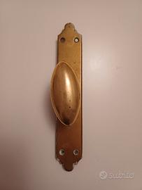 Maniglia in ottone per finestra