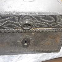 BAULETTO IN LEGNO E CUOIO BORCHIATO D' EPOCA 600.