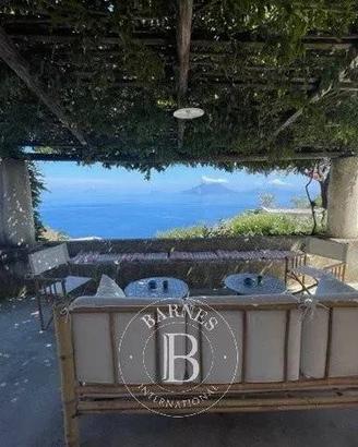 Villa di 366 m² con più di 5 locali e box auto a L
