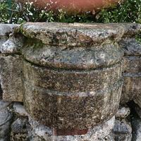 Base in pietra per colonnato