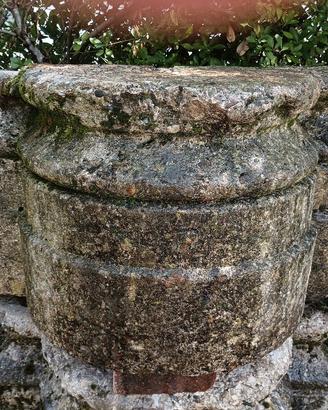 Base in pietra per colonnato