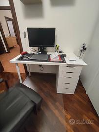 Scrivania pari al nuovo