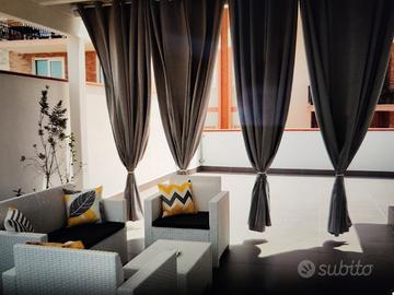 Centro città indipendente con terrazzo e arredato