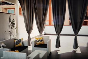 Centro città indipendente con terrazzo e arredato