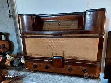 Radioricevitore d'epoca a valvole anni '40 U.S.A.