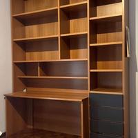Libreria con tavolo in lastra di noce. 260x45