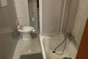 Camera con bagno e angolo cottura