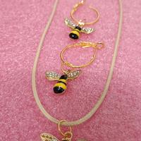 collana e orecchini con ciondoli 