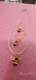 collana e orecchini con ciondoli 
