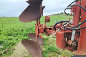 Aratro bivomero voltaorecchio