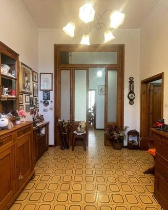 Casa indipendente di 220 m² con più di 5 locali a 