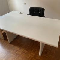 Scrivania con cassettiera