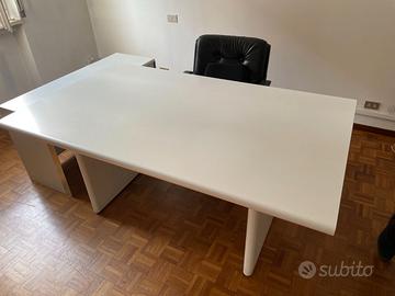 Scrivania con cassettiera