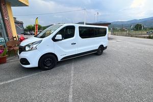 Minivan 9 posti lungo gancio traino