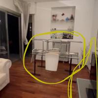 Tavolo in vetro appoggiato a piedi posizionabili n