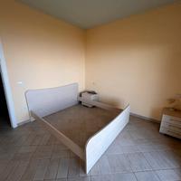 Testiera letto e comodini