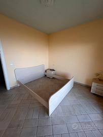 Testiera letto e comodini