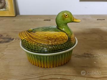 Statuina "due oche " realizzata in porcellana