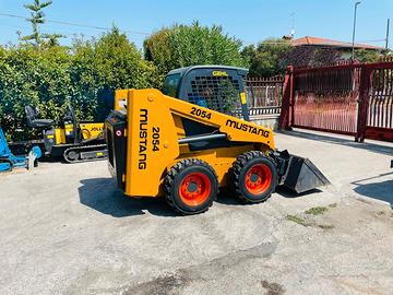 P33 Mini pala Mustang 2054 targata 26 q.li