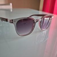 occhiali da sole con montatura color legno