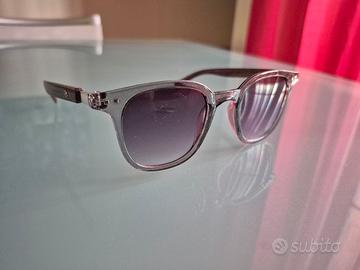 occhiali da sole con montatura color legno