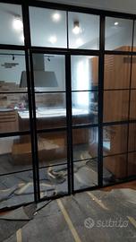 Parete industrial in vetro e metallo progettazione