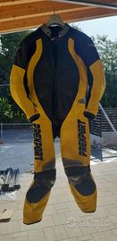 Tuta intera e stivaletti