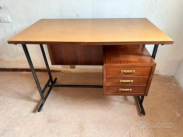 Scrivania modernariato industriale anni '60