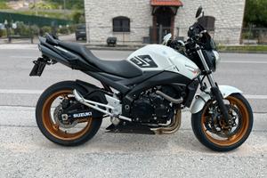 Suzuki gsr 600