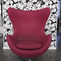 Poltrona Egg Chair con pouf.