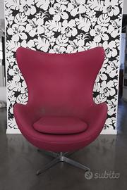 Poltrona Egg Chair con pouf.