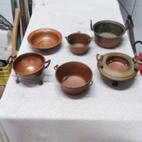 servizio di rame vintage pentolini e posate (colle