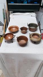 servizio di rame vintage pentolini e posate (colle
