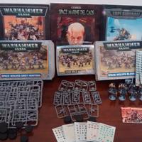 Miniature Warhammer 40.000 con manuali e colori