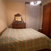 Camera da letto matrimoniale vintage con armadio