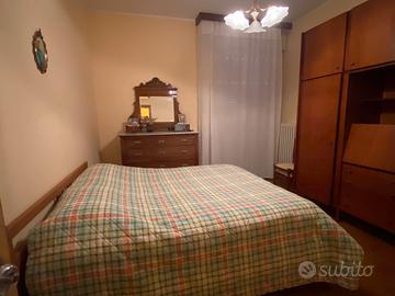 Camera da letto matrimoniale vintage con armadio